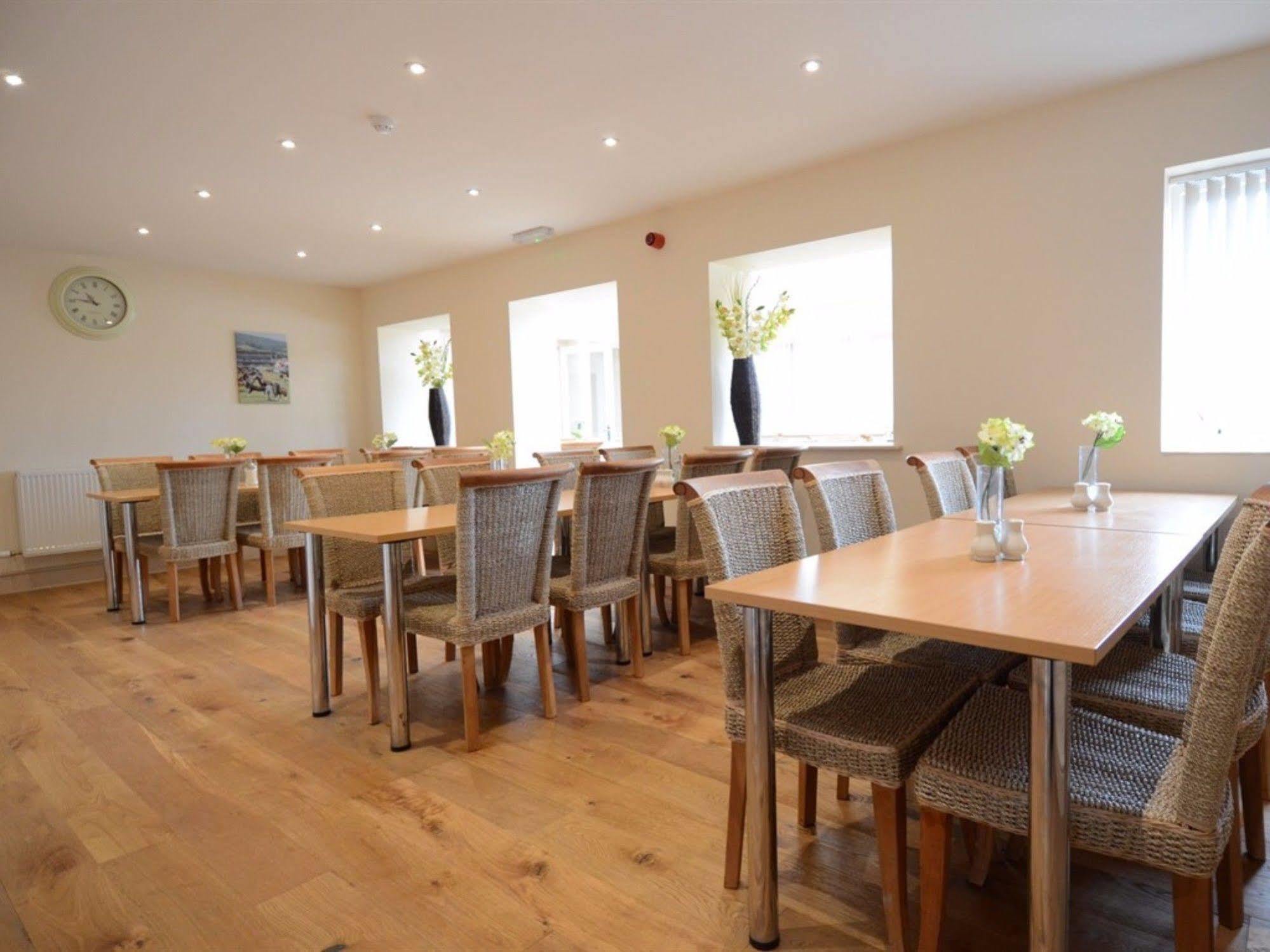 Neuadd Henllan Lodge Билт-Уэлс Экстерьер фото